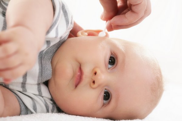 Обработка носа и ушей малыша