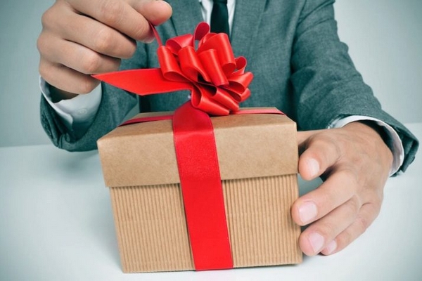 Что подарить богатому мужчине на День Рождения: ТОП-3 подарка