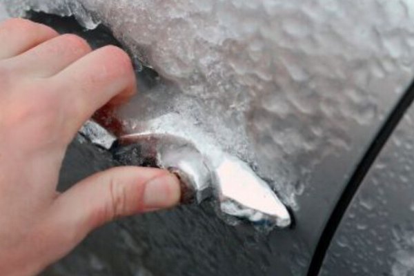 Водителям рассказали, почему зимой двери автомобиля примерзают к уплотнителям и как с этим бороться