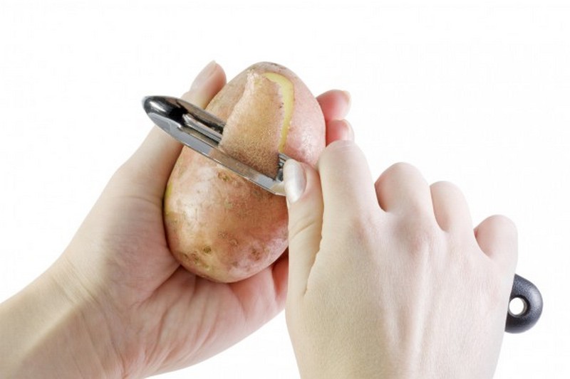 Как быстро почистить картофель