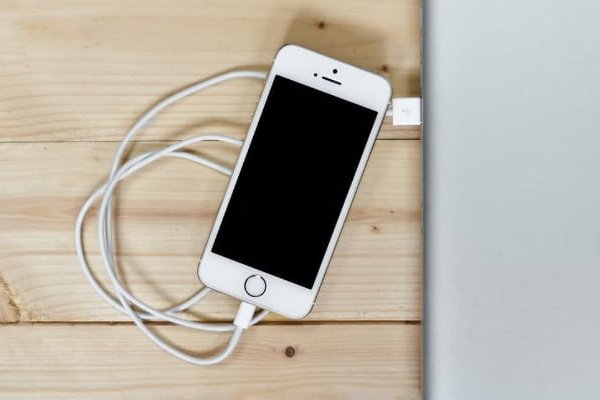Как правильно заряжать iPhone, чтобы сохранить батарею