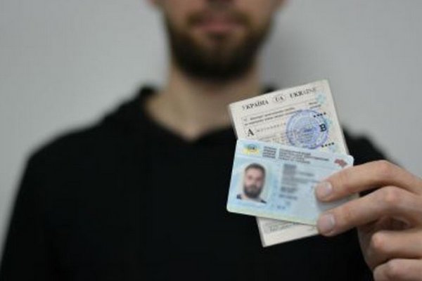 Украинским водителям разрешили ездить с просроченными документами