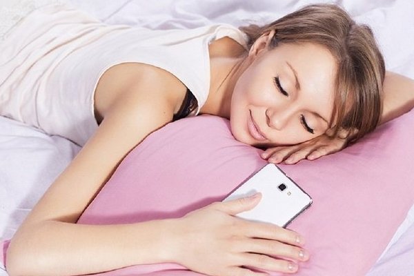 Почему смартфон нельзя держать под подушкой во время сна: 6 причин