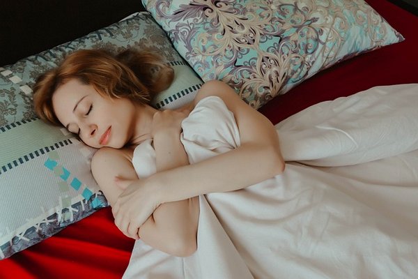 Ученые узнали, с какой стороны кровати лучше спать
