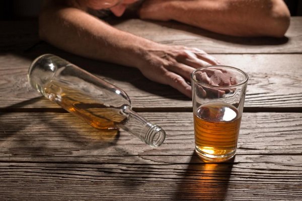 Лечится или нет: Врач развеял мифы о женском алкоголизме