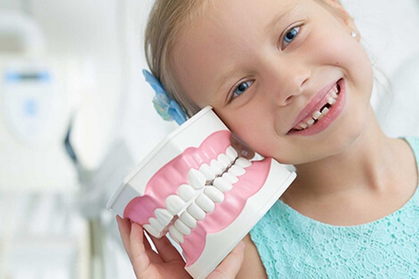 Почему важно своевременно лечить молочные зубы у детей