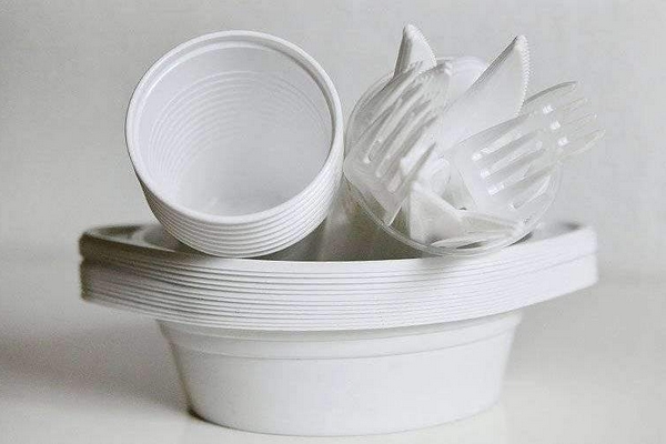 Когда покупается пластиковая одноразовая посуда?