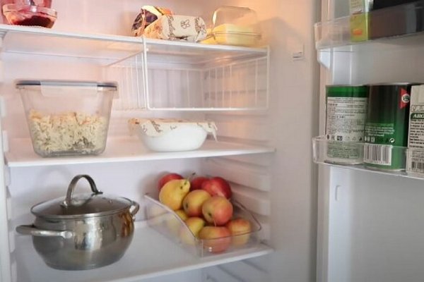 Эффективнее магазинной химии: как убрать неприятный запах из холодильника с помощью кофе и соды