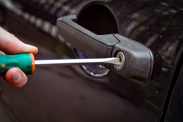 Как открыть авто, если ключи заперты внутри: в сети предложили необычный способ
