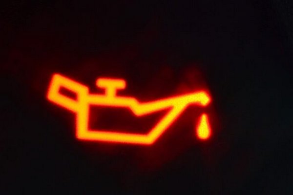 В автомобиле загорелся индикатор масла: паниковать или нет?