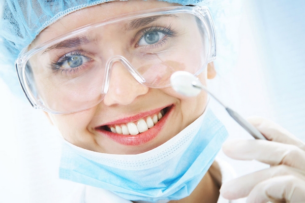 Срочный поход к стоматологу: когда лечение уже нельзя откладывать?