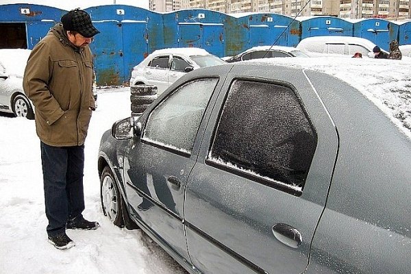 Водителям рассказали, как правильно чистить авто от снега и льда