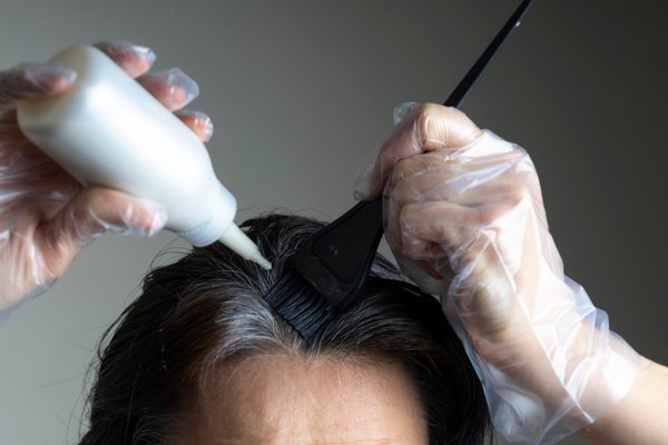 Чем красить волосы, чтобы они не были тонкими и ломкими: советы эксперта