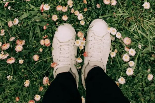 Белые кроссовки снова станут как новые: просто замочите их в этом средстве