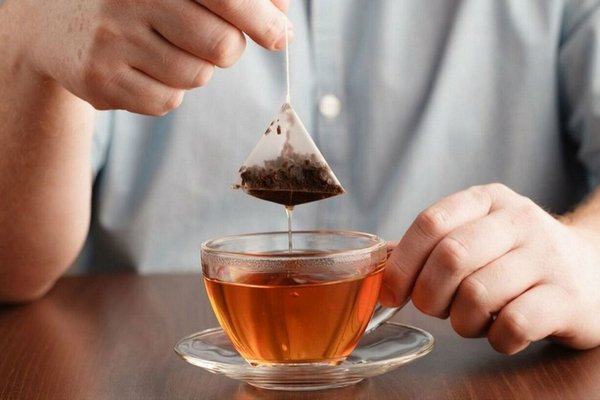 Медики выяснили, чем опасен пакетированный чай для здоровья