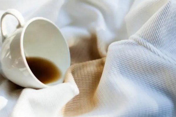 Чем вывести следы от кофе с одежды: эти средства эффективны даже против старых пятен