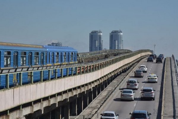 В Киеве изменился график работы метро и наземного транспорта