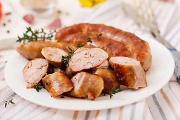 Как сделать домашнюю колбасу из курицы на Пасху: простой рецепт