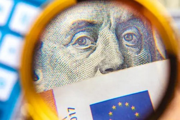 Доллар упал до худшего результата за год, а евро и фунт зафиксировали серьезные победы