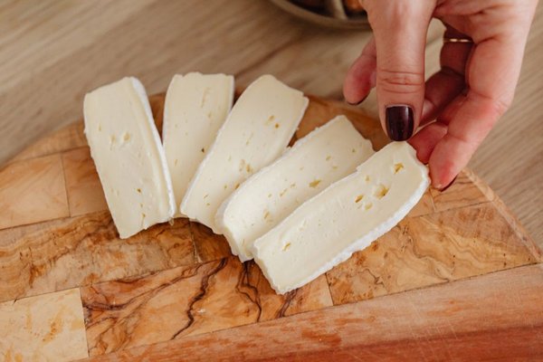 Диетолог советует исключить из рациона: назван самый вредный сыр