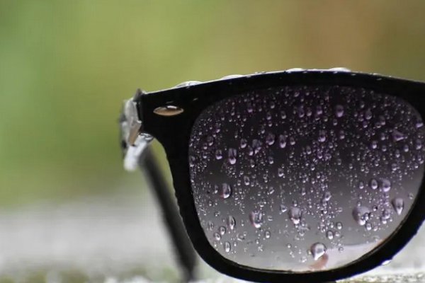 Как правильно почистить солнцезащитные очки и не испортить их: полезный лайфхак