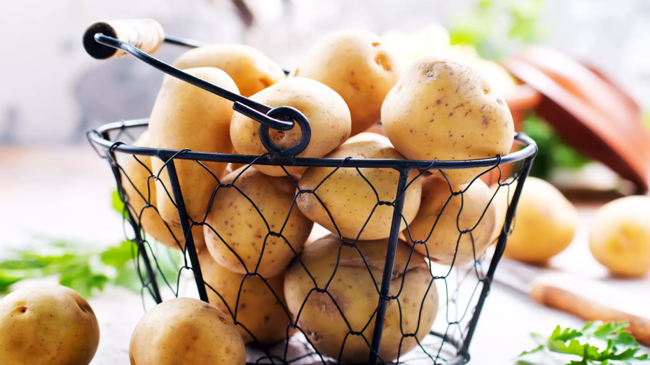 Проще не бывает: найден способ почистить молодой картофель за считанные минуты
