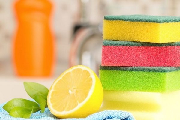 Почему губки для мытья посуды разного цвета: вы точно этого не знали