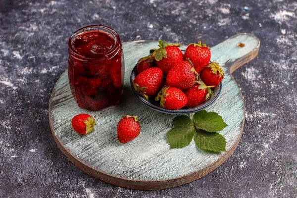 Клубничное варенье без варки да еще и с экономией сахара: очень быстрый рецепт