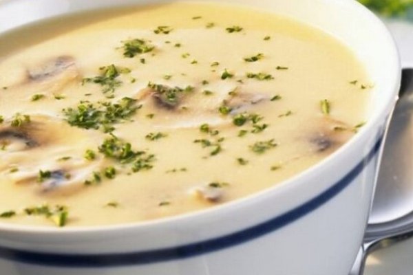 Будете кушать сразу двумя ложками: рецепт крем-супа с белыми грибами со сливками, луком и молодой картошкой