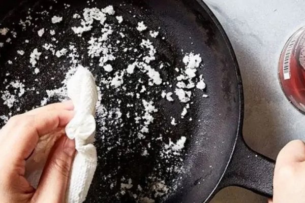 Почему многие хозяйки натирают сковороду солью: удивительная хитрость