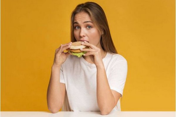 Не есть за компьютером и не ограничивать себя за столом: названы 5 привычек людей, которые едят то, что хотят, и не толстеют