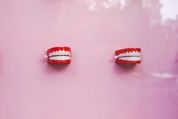 Десна больше не будут кровоточить: ученые представили новый способ использования зубной нити