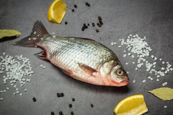 Как легко почистить рыбу: три простых шага