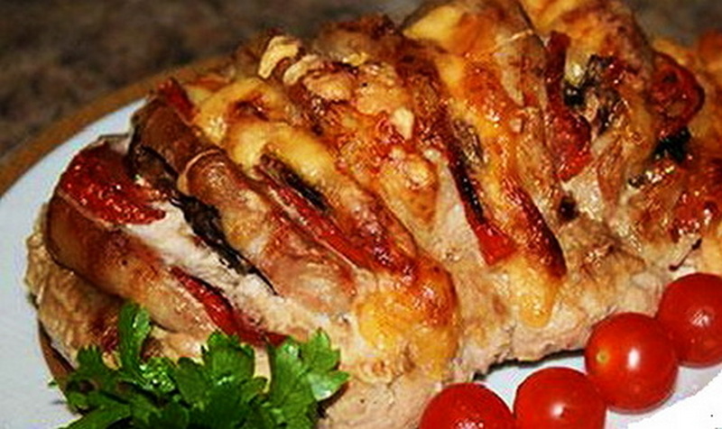 Свинина, запечённая с помидорами и сыром