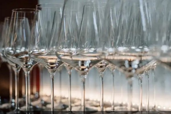 Как чистить бокалы для вина, чтобы на них не оставалось пятен