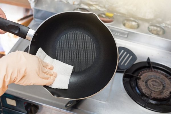 Прослужат годы: как правильно чистить кастрюли и сковородки, чтобы их не повредить