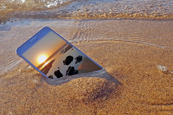 Как спасти смартфон или планшет, которые упали в воду: советы