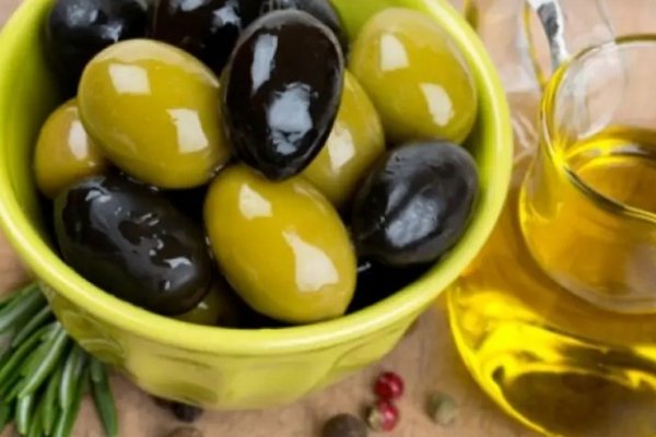 Не выливайте рассол из оливок и маслин: с его помощью ваши блюда станут намного вкуснее