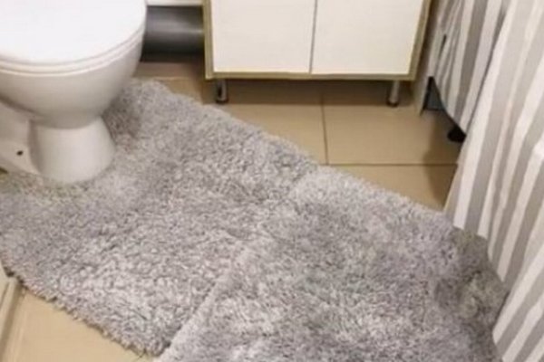 Как быстро постирать коврик для ванной: плесени и неприятного запаха не будет