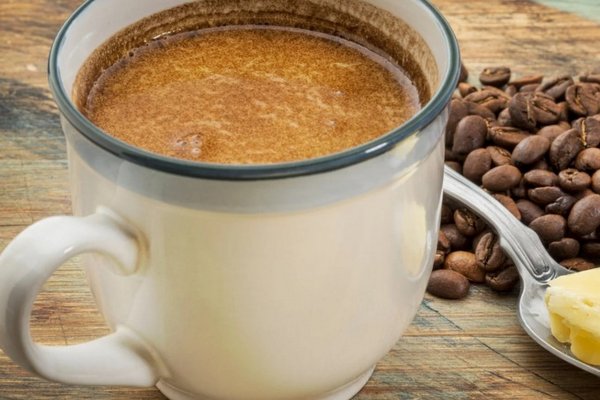 Кофе со сливочным маслом: кому полезно пить этот напиток каждый день