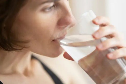 Как понять что вы пьете слишком много воды: 4 тревожных симптома