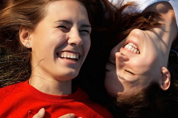 Разлученные при рождении близняшки встретились спустя 30 лет, но их ждало огорчение