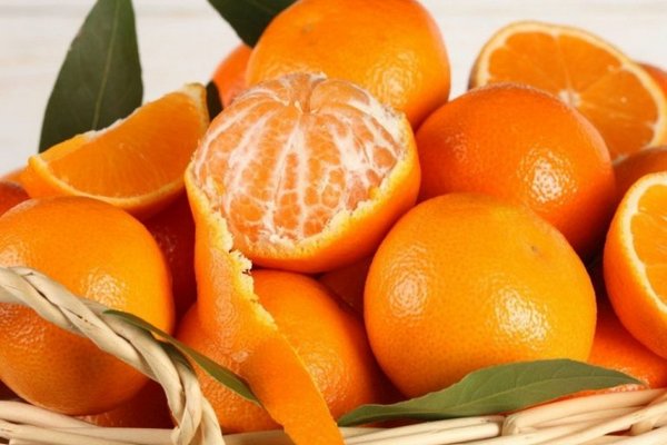 Эту часть мандаринов многие удаляют при чистке, но она очень полезна: как правильно есть фрукт