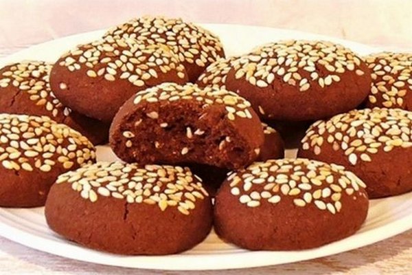 Шоколадное печенье с кунжутом и маком: оригинально и вкусно