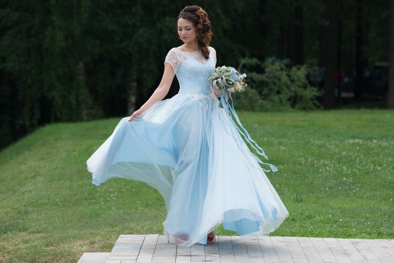 Невеста в голубом платье