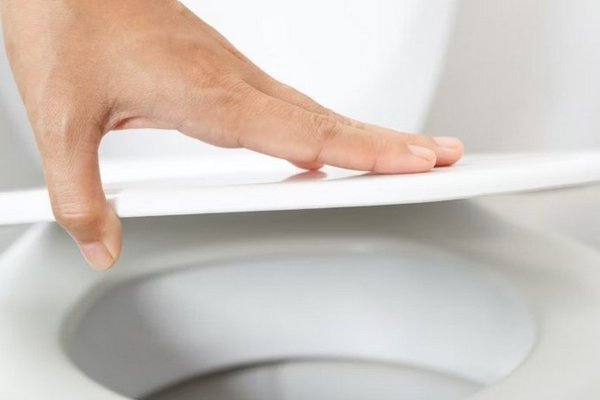 Унитаз Сияет как Новый: Трюк Горничных с Эффективными Таблетками