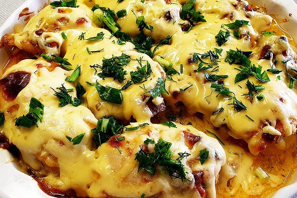 Сочные куриные бедрышки с курагой под сыром: пошаговый рецепт