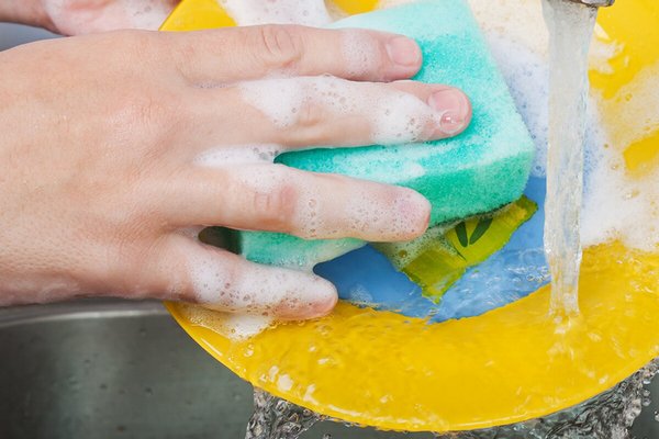 Почему нельзя долго пользоваться губками для уборки: скрытая опасность