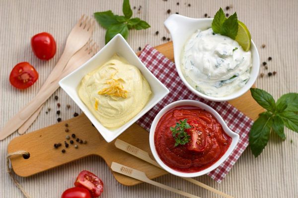 Здоровые альтернативы майонезу: 5 вкусных заправок для ваших салатов