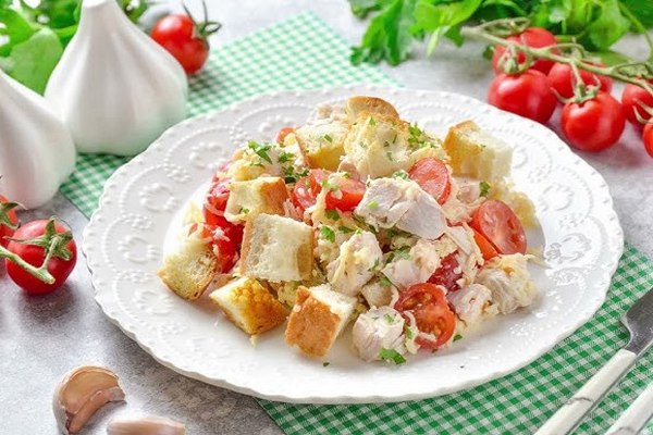 Рецепт «Баварского» салата без майонеза с курицей и сухариками